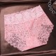 Culotte dentelle haute fine avec ses motifs florales de couleur Rose poudrée